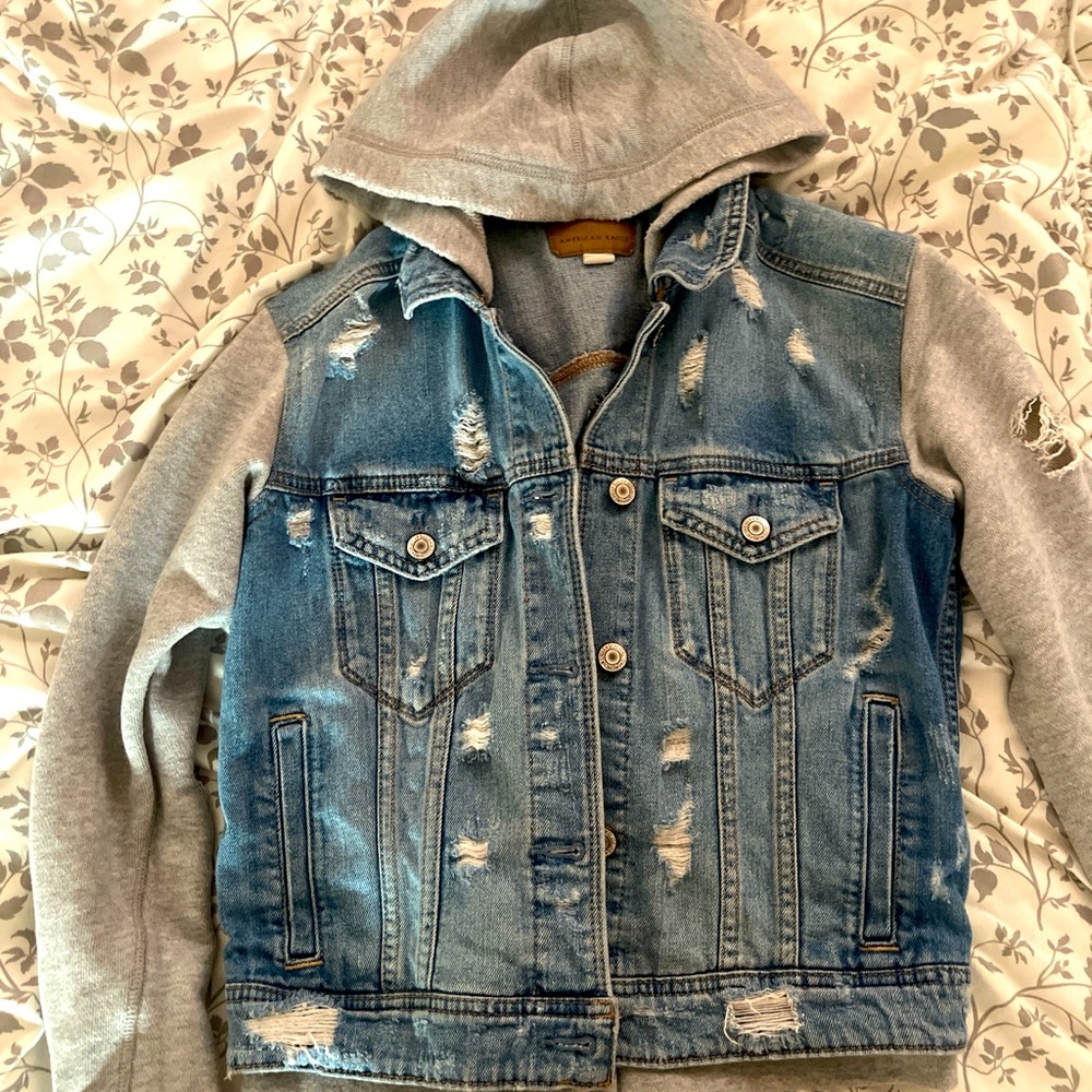 American eagle ripped jean jacket💙